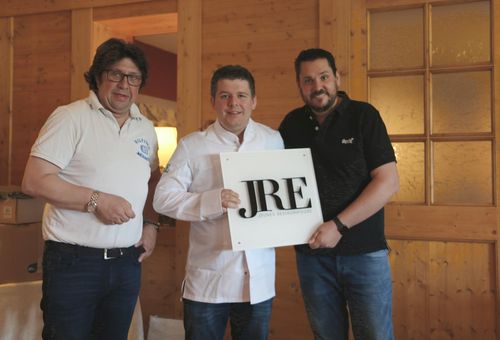 Alexander Ruhland erhält das offizielle Türschild von JRE-Präsident Alexander Huber (rechts) und Vizepräsident Alexander Dressel. 