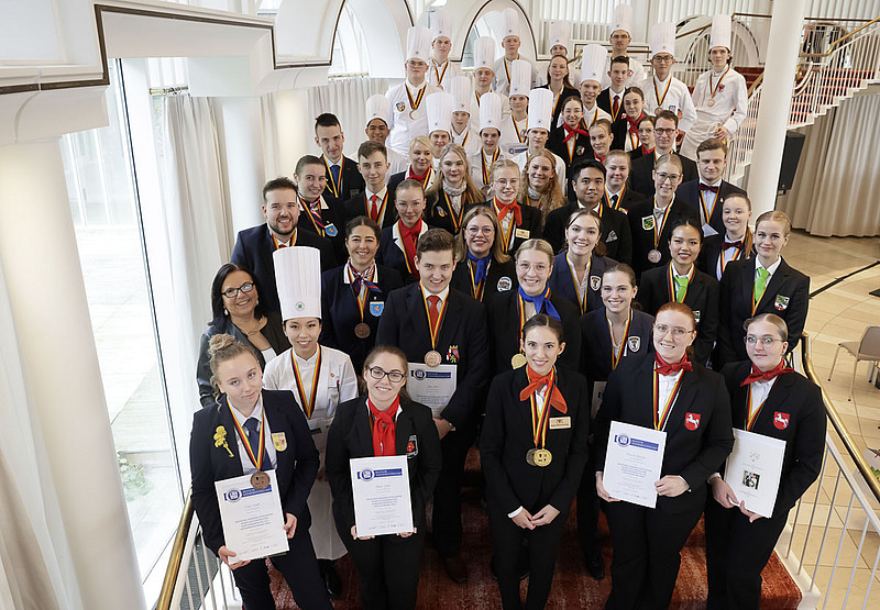 Die 51 Teilnehmer der 41. Deutschen Jugendmeisterschaften in den gastgewerblichen Ausbildungsberufen. ©DEHOGA/Thomas Fedra